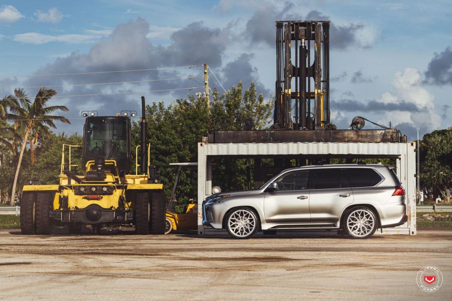 Lexus LX570 on Vossen Wheels (S17-01) 2018 года  (фото 2 из 14)